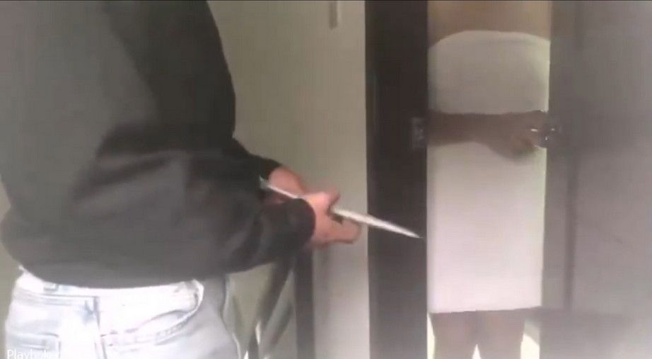 Bokep mau mandi eh ada abang kurir