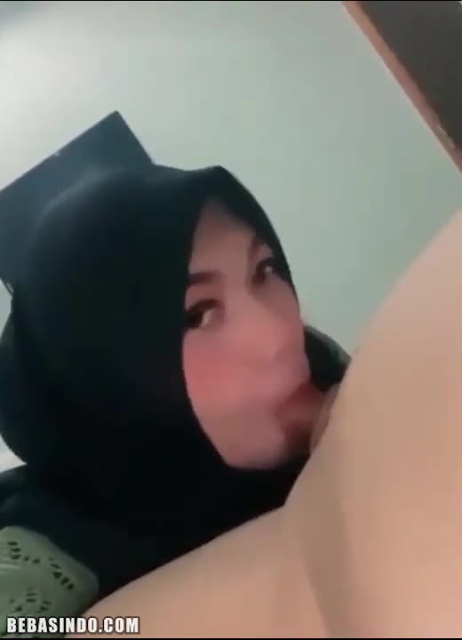 Bokep jilbab cantik nyepongin om2