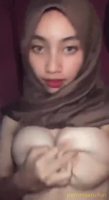 Bokep jilbab sange remas2 buah dada