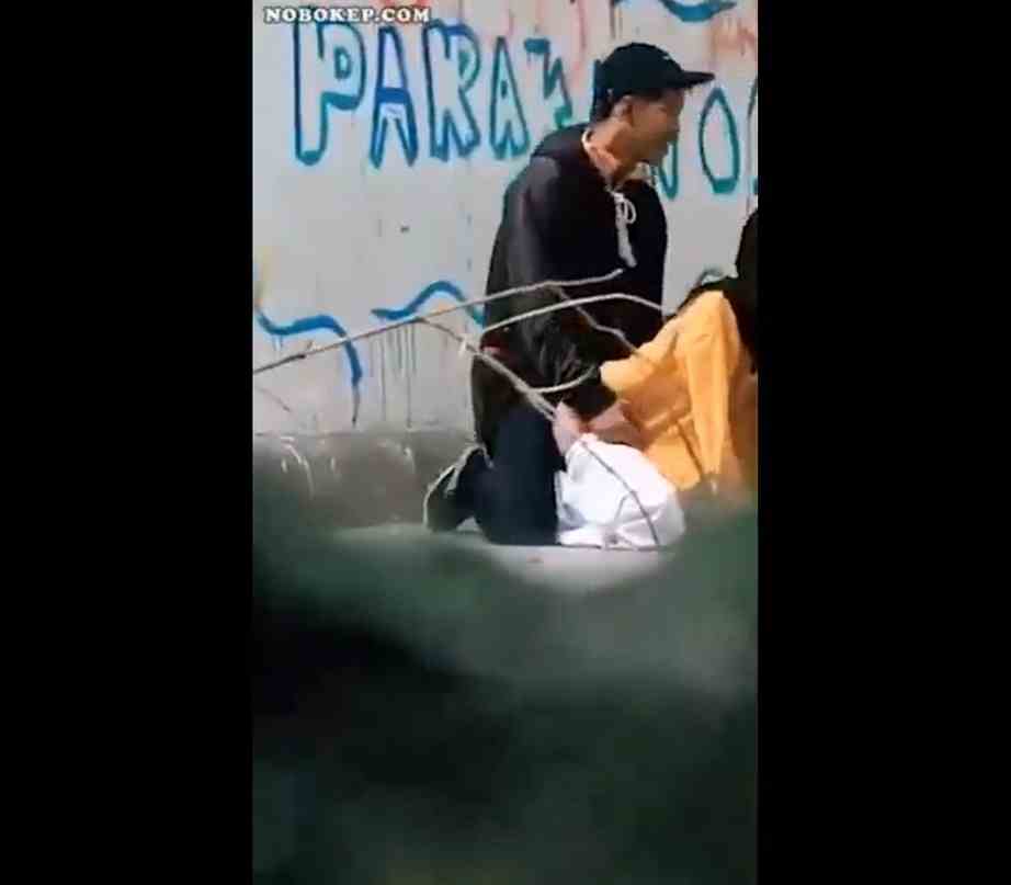 Bokep viral jilbab main dipinggir jalan